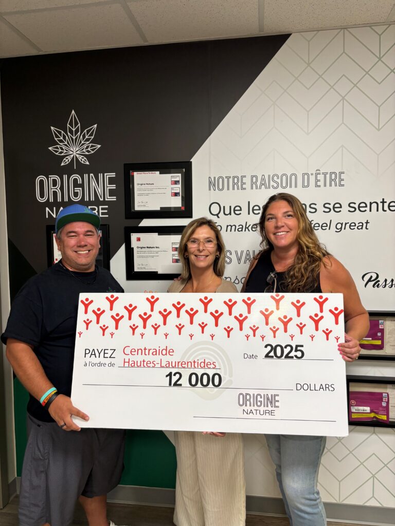 Photo de la remise du don de 12 000 $ d'Origine Nature à Centraide Hautes-Laurentides