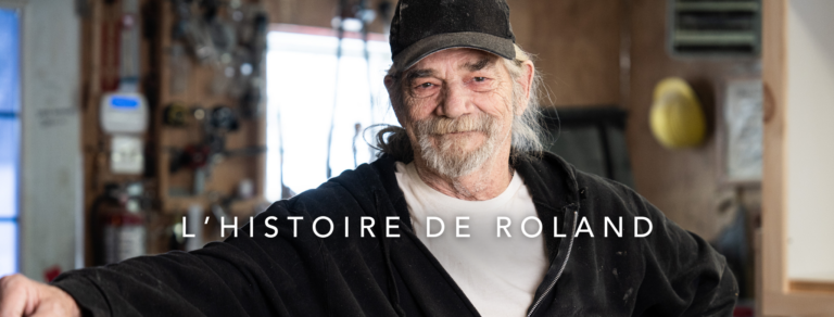 Témoignage de réussite : Roland dans l’organisme qui l’a aidé à reprendre confiance, debout dans l’atelier.