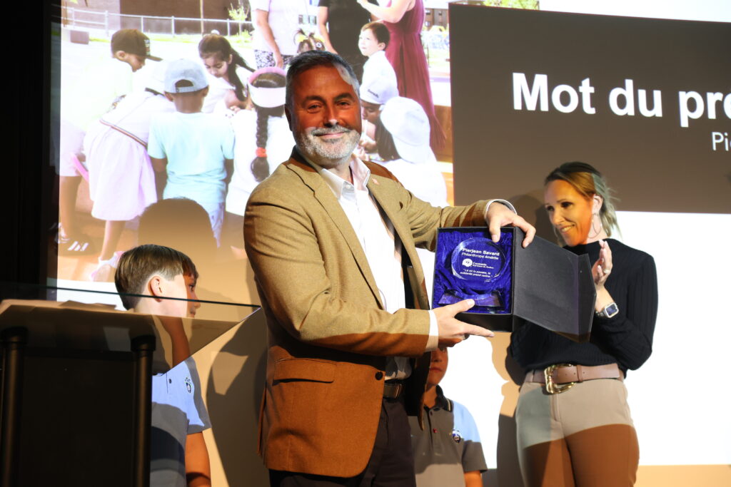 Pierjean Savard, président sortant de Centraide SOQ recevant un prix honorifique.