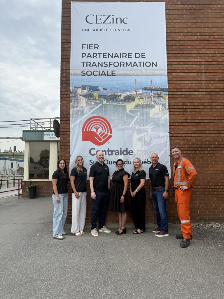 Photo de groupe devant la bannière du partenariat Centraide SOQ avec la CEZinc